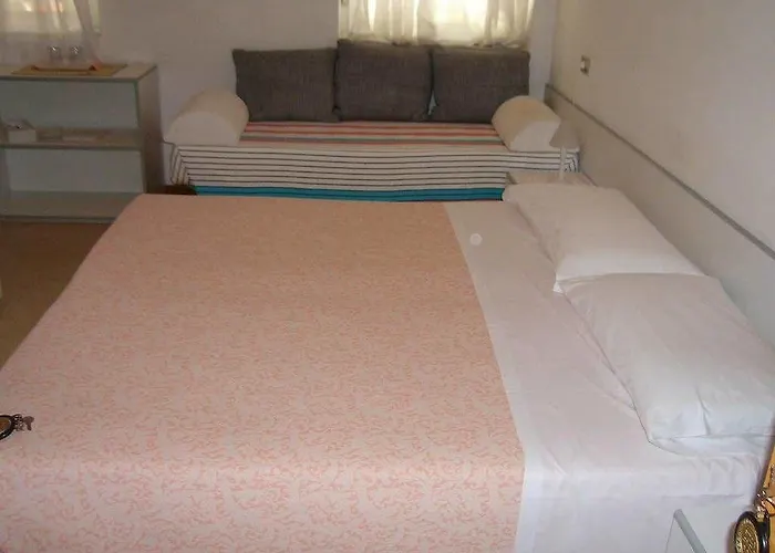 Готель Carla Градо